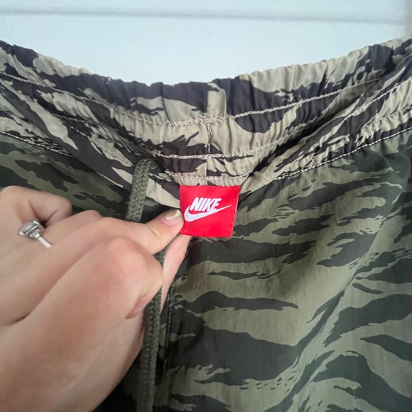 Nike AOP Big Swoosh Wind Breakers - Picture 4 of 5